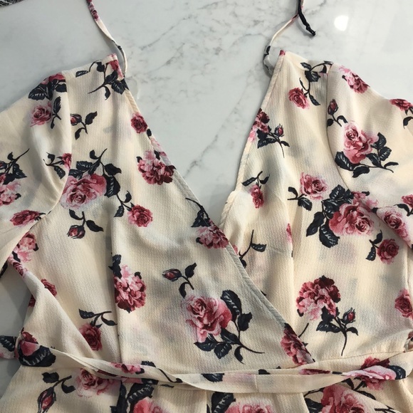 New without tags Francesca’s floral romper - large - Picture 3 of 10